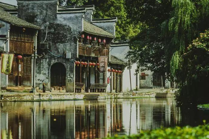 湘军水师主帅少时感染风寒,女子进汤药祛病,却迟迟不敢吃下